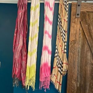 Individual or lot of scarves